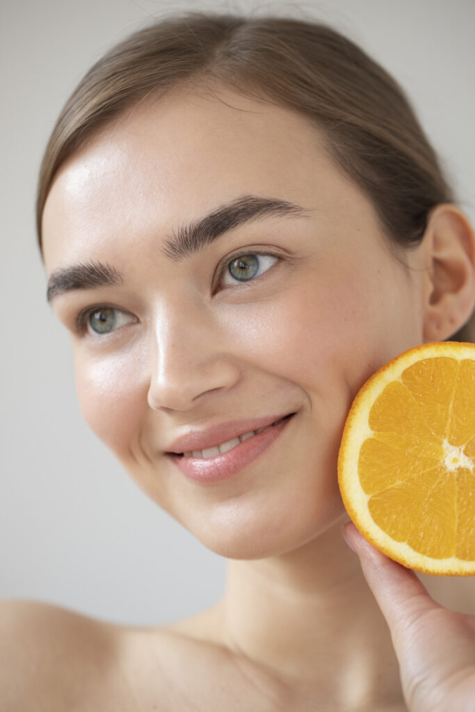 Devojka sa pomorandžom, C vitamin je dobar za kožu Nega kože je veoma važna, a dobar puder čini da izgleda lepše