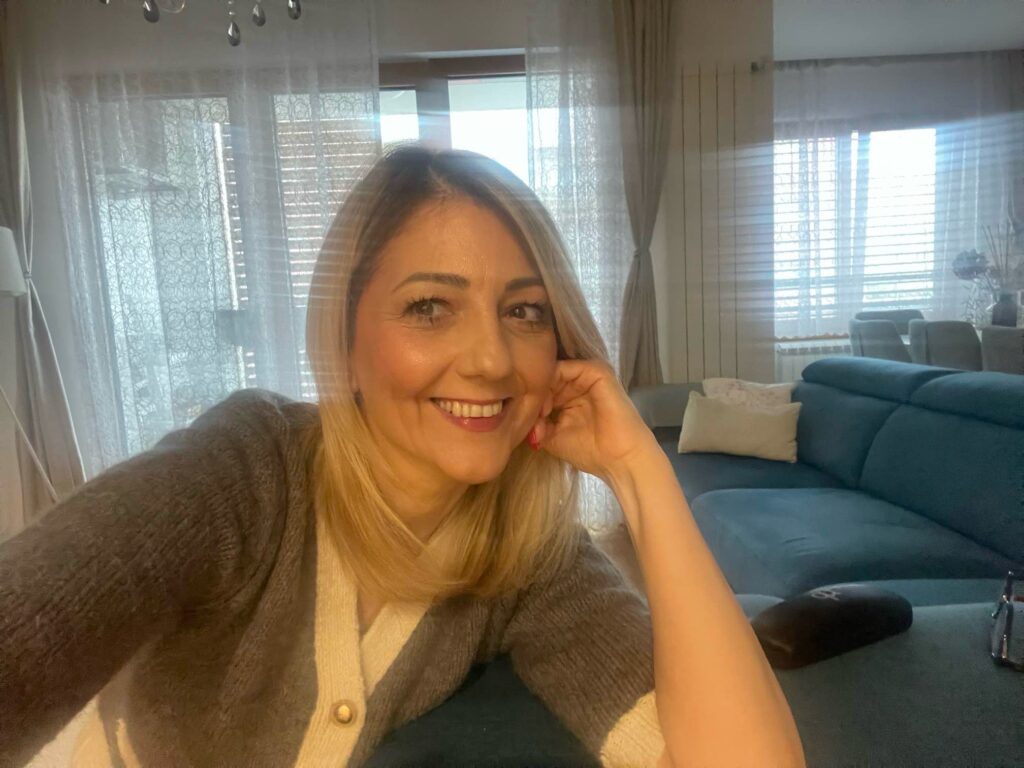 Olivera Vasić iako boluje od Kronove bolesti uvek je nasmejana.