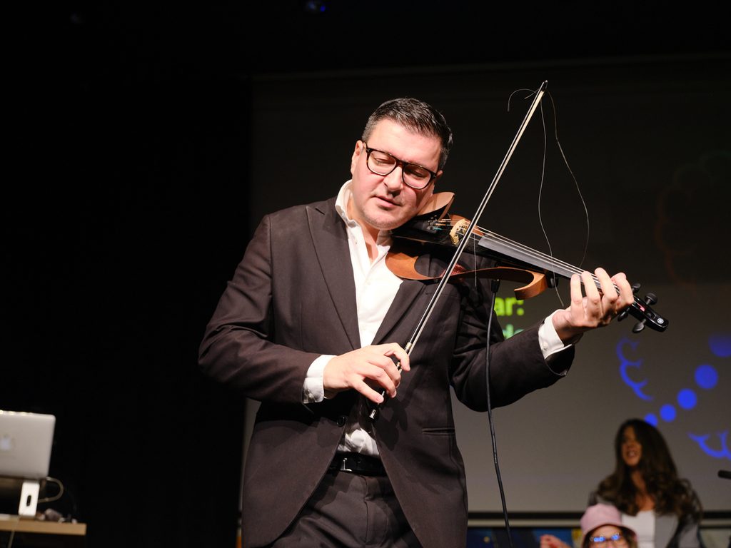 Andrija svira violinu