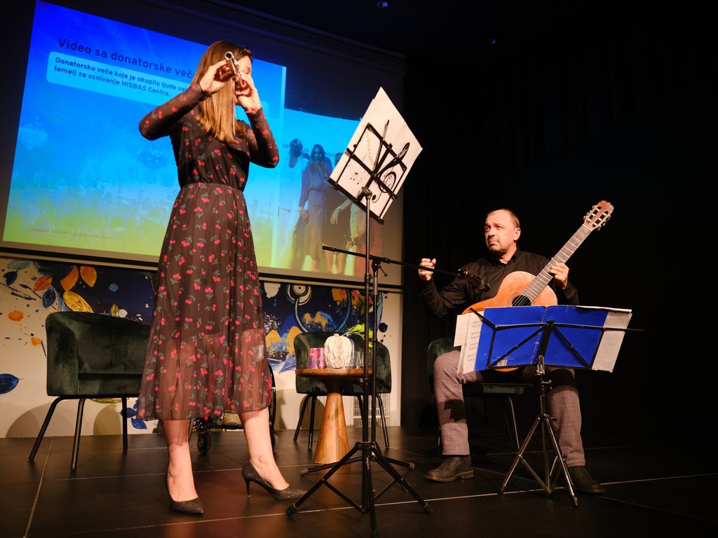 Flautistkinja i gitarista nastup